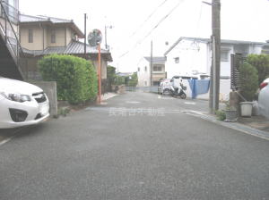 池田市畑3丁目売住宅前から駐車場と道路写真