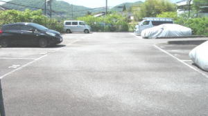 広くスペースを取ってある駐車場